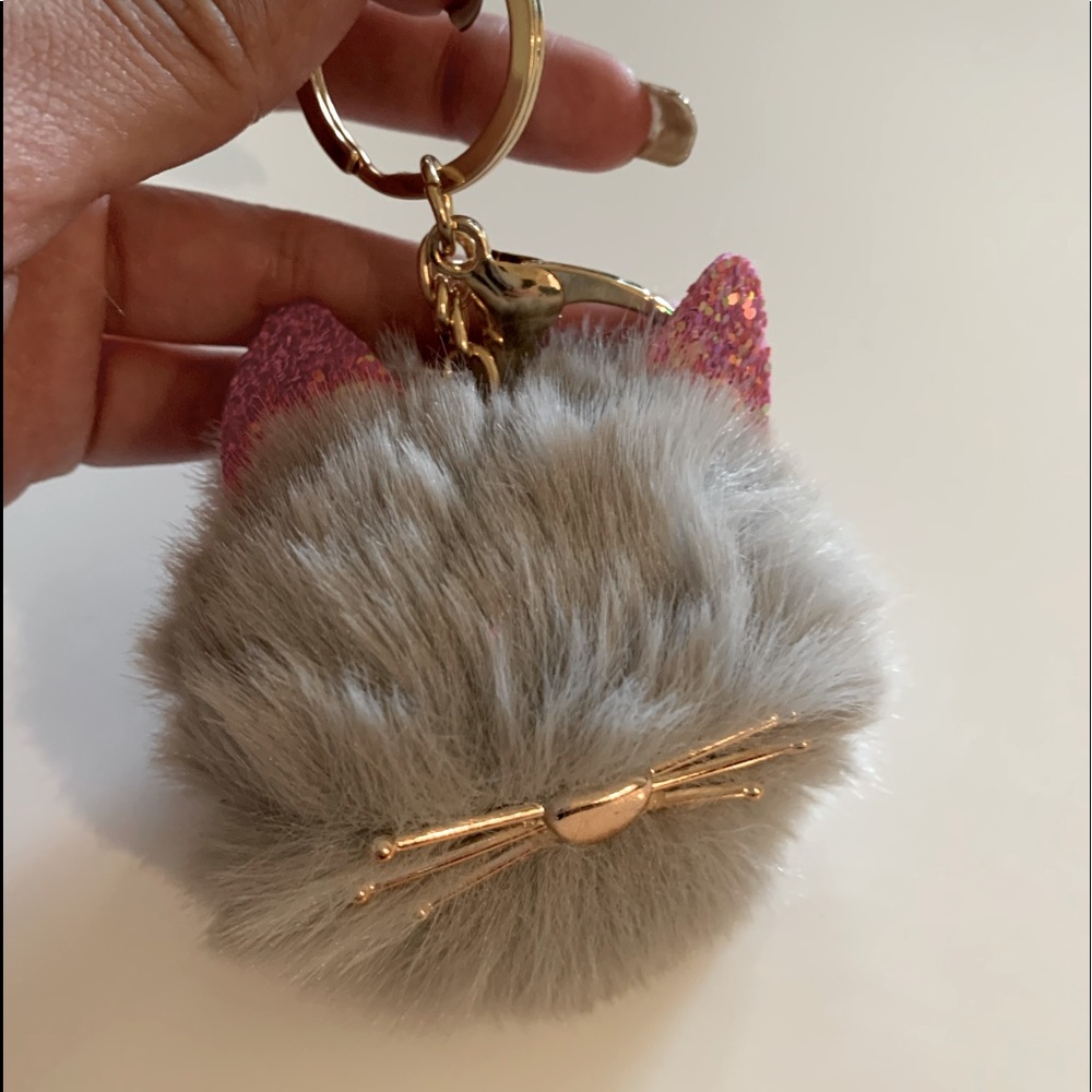 Ball Pom Cat Keychain / Gray Color
